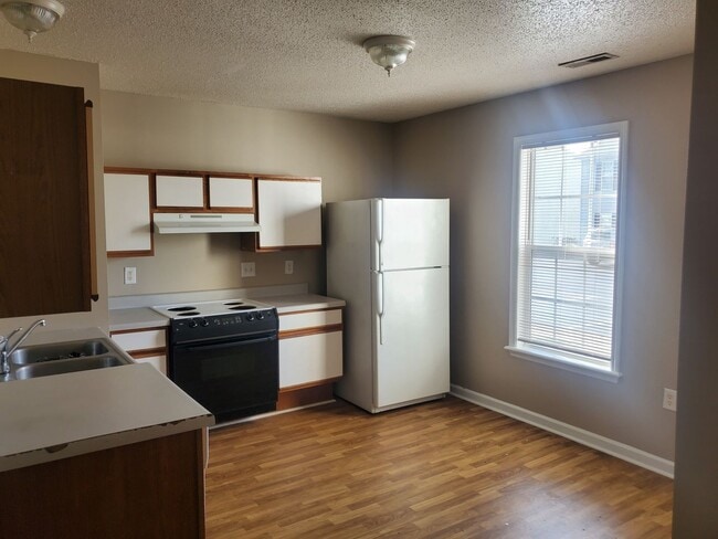 Foto del edificio - 2 Bedroom, 1 bath apartment  downstairs un...