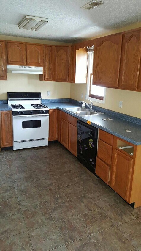 Foto principal - 3 bedrooms ranch house with detached garage