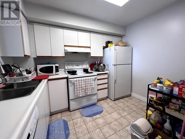 Photo du bâtiment - 400-1400 McLevin Ave