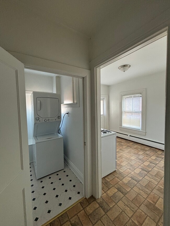 Building Photo - 123 E Market St