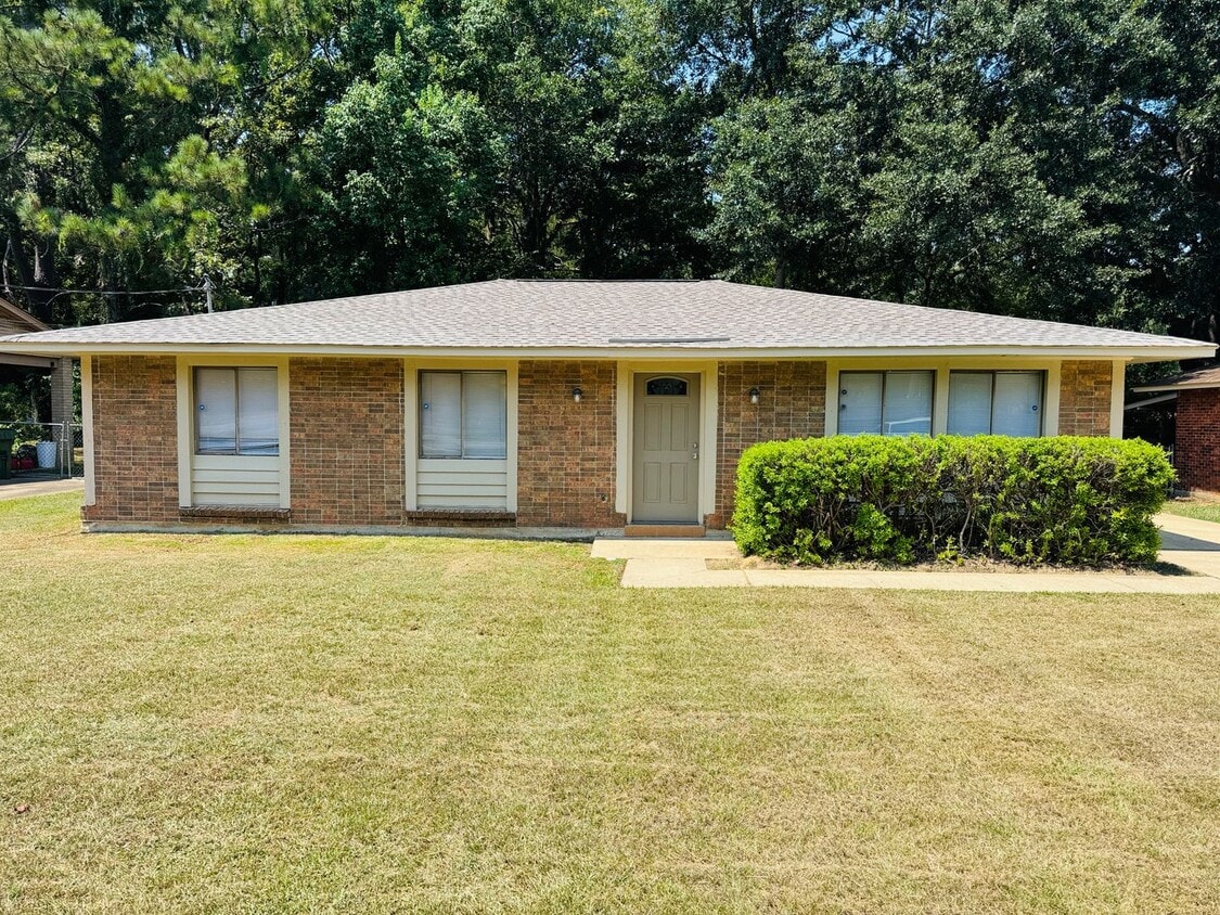 Primary Photo - Cozy Meets Spacious: 4BR/2BA with Bonus De...
