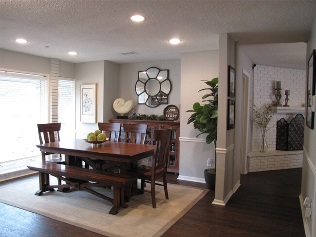 Foto del edificio - 7902 Meadowcroft Dr
