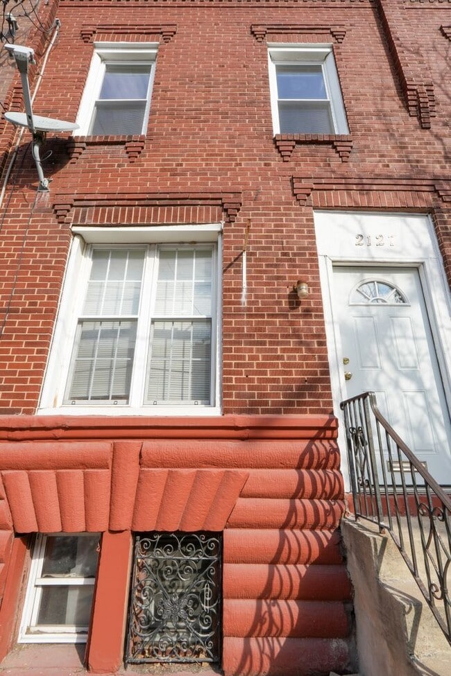 Building Photo - 2127 Morris St