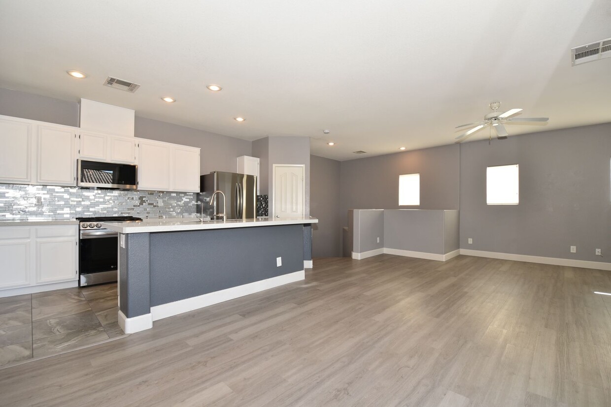 Foto principal - Spacious 2 Bed 2 Bath with Attached Car Ga...