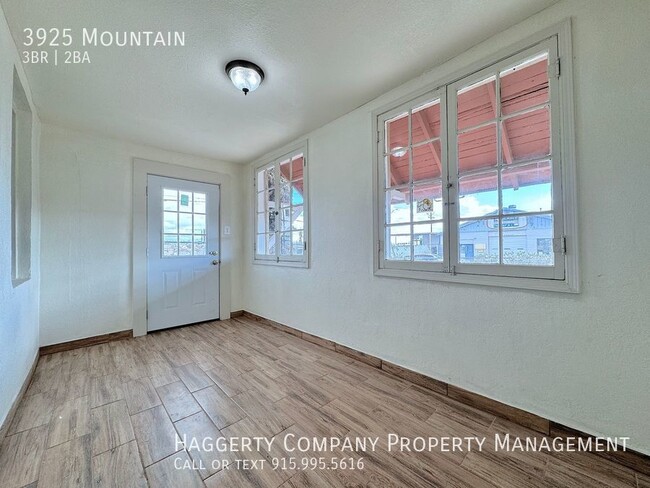 Building Photo - Central El Paso 3 bed with bonus office an...