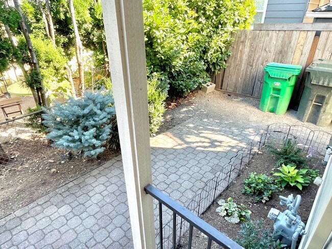 Foto del edificio - Rose City Park Corner Unit, 2-story Townho...