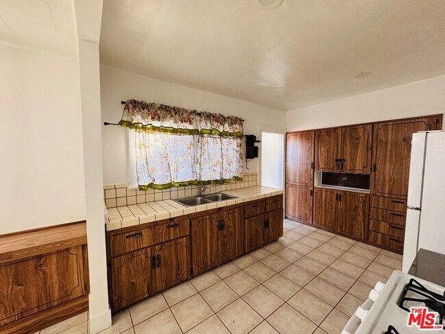 Foto del edificio - 1100 W 48th St