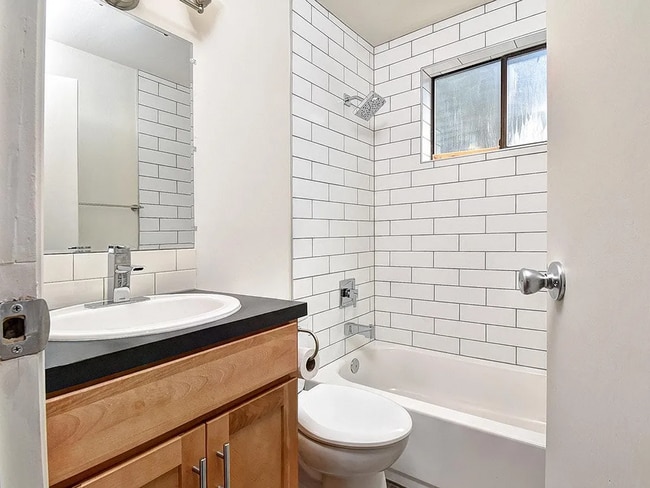 Building Photo - 3 BR / 1 BA in nicely updated duplex in No...
