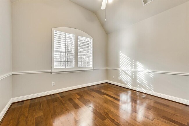 Foto del edificio - 5650 Travis Dr