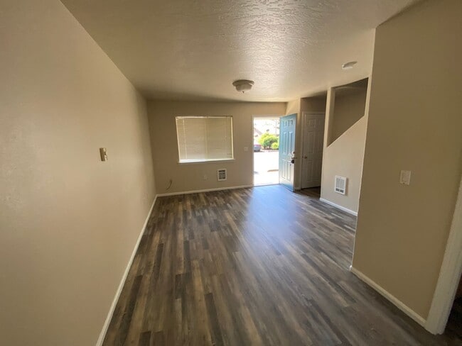 Building Photo - Remodeled 2 Bed 1.5 bath Springfield apartment