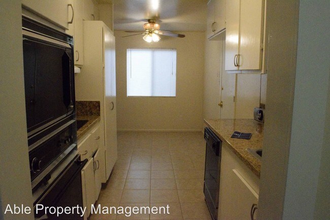 Building Photo - 2301 Oakwood Dr
