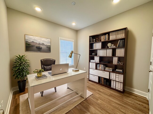 Foto del edificio - 5007 Cypress Lake Rd