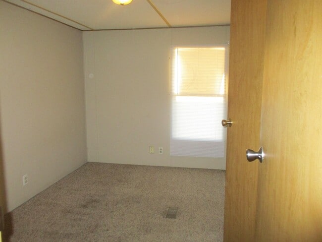 Building Photo - 413 Debby St