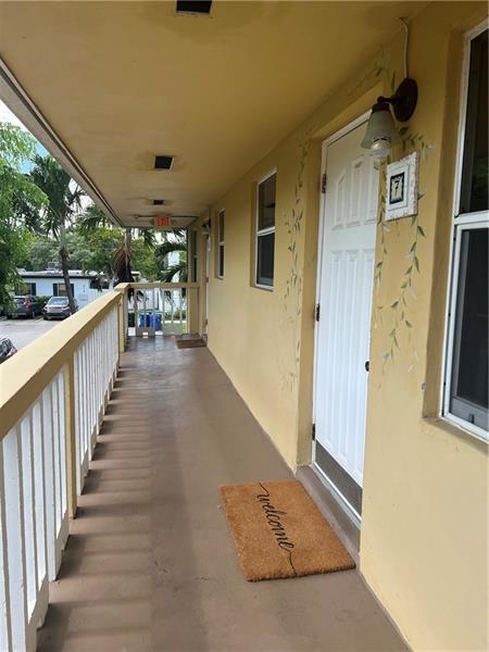 Foto del edificio - 811 NE 14th Pl