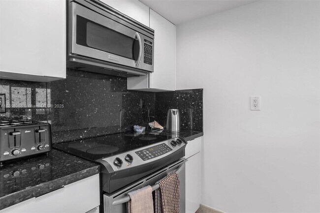 Building Photo - 1717 N Bayshore Dr