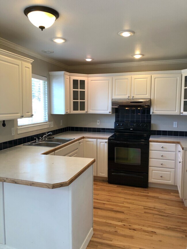 Building Photo - 951 N Scrivner Way