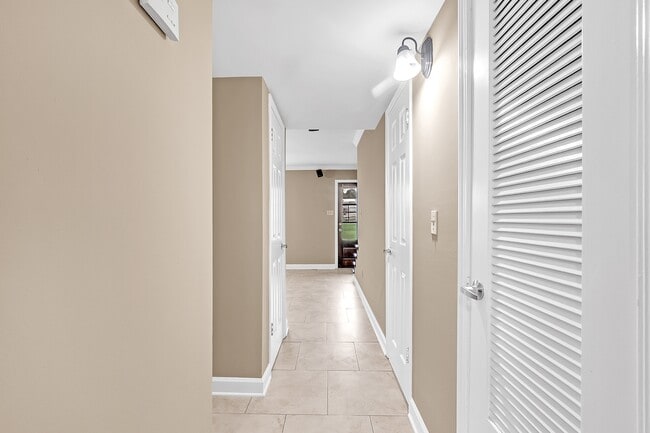 Building Photo - 7523 Bavarian Dr