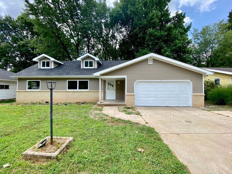 Foto principal - 1272 E Woodland St