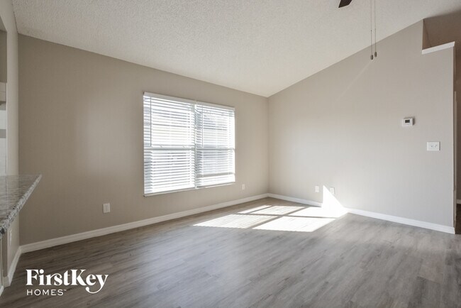 Building Photo - 13835 Glasser Ave