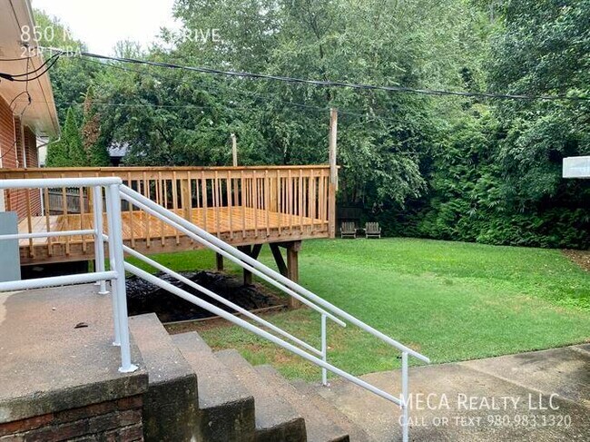 Building Photo - 850 Montford Dr