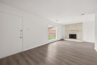 Building Photo - 7523 La Pl Dr