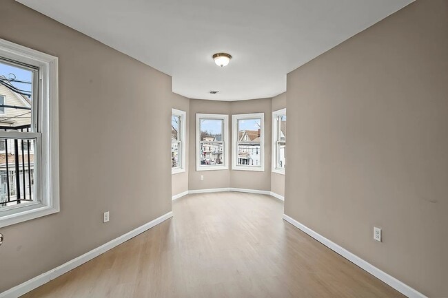 Building Photo - 113 E Main St