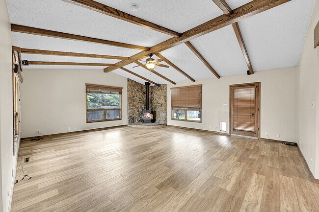 Foto del edificio - $3,095.00 - 3 Bedrooms, 2 Bathrooms Single Family Home in Arvada with Cozy Fireplace!