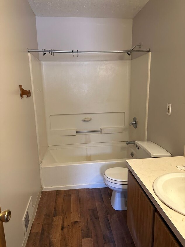 Building Photo - 3bd Single Section 8