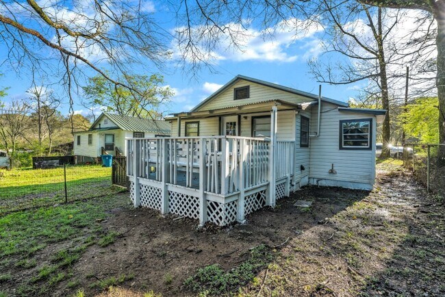 Foto del edificio - Charming Renovated 2BR Home – Full of Char...