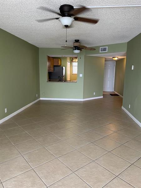 Foto del edificio - 117 Lake Emerald Dr