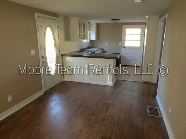 Foto del edificio - One Bedroom House with Big Flat Yard Near ...