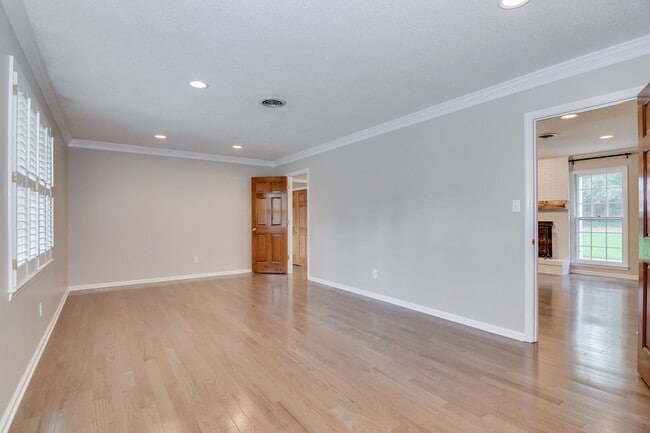 Building Photo - Beautiful Ranch in Montclair!