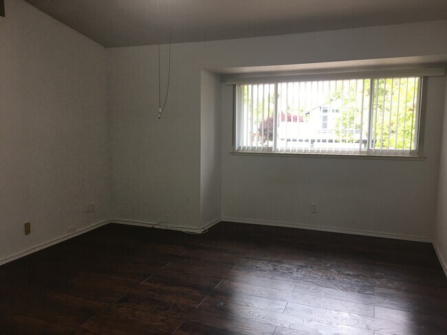 Building Photo - 32460 Somerset Dr
