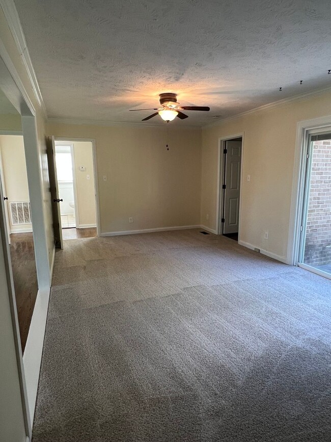 Foto del edificio - Conveniently Located Home with Fenced Back...