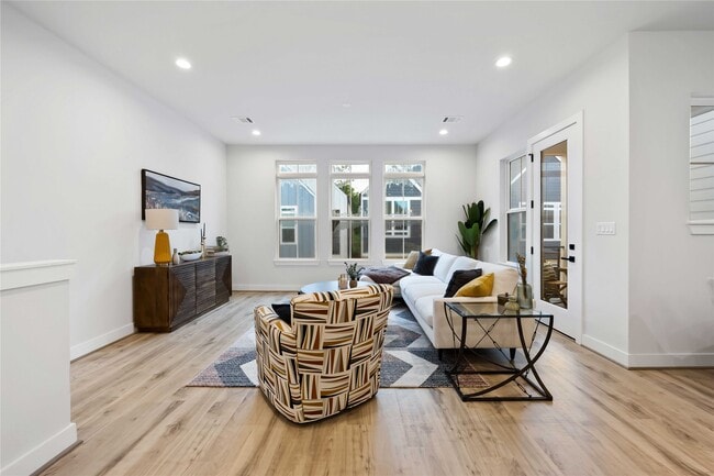 Foto del edificio - 6117 Campos Dr