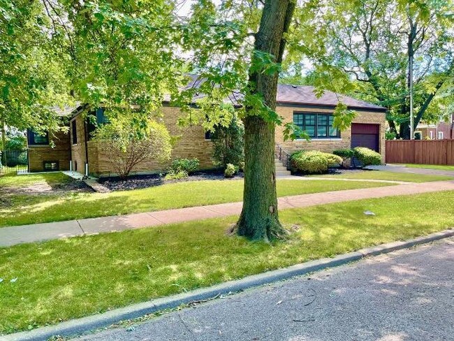 Building Photo - 2955 W Catalpa Ave