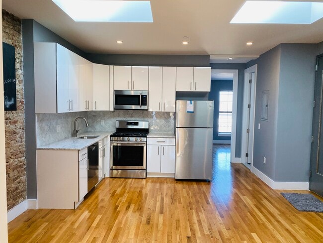 KITCHEN - 2083 Pacific St