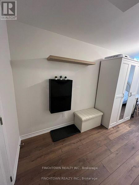 Building Photo - 10 Green Manor Cres