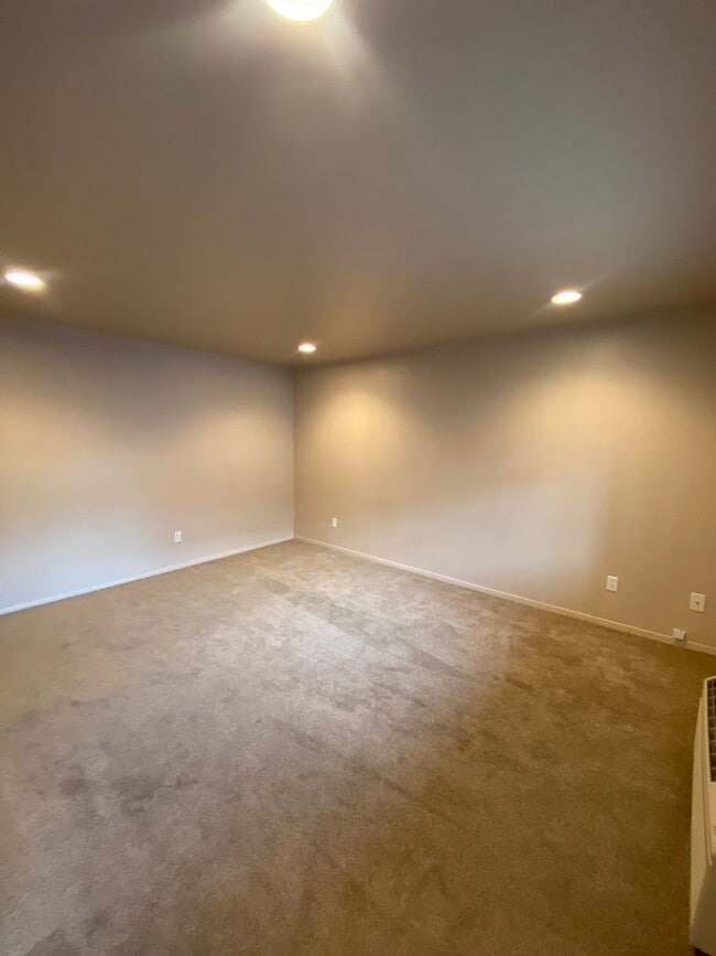 Building Photo - 589 Eastmont Ave