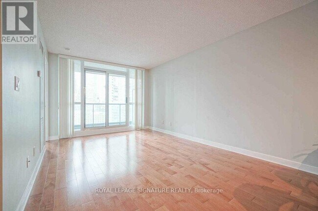 Photo du bâtiment - 12 Yonge St