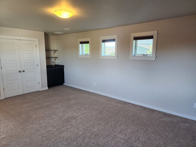 Building Photo - Beautiful Single Family Home!