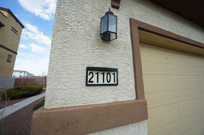Building Photo - SHOWINGS AVAILABLE NOW