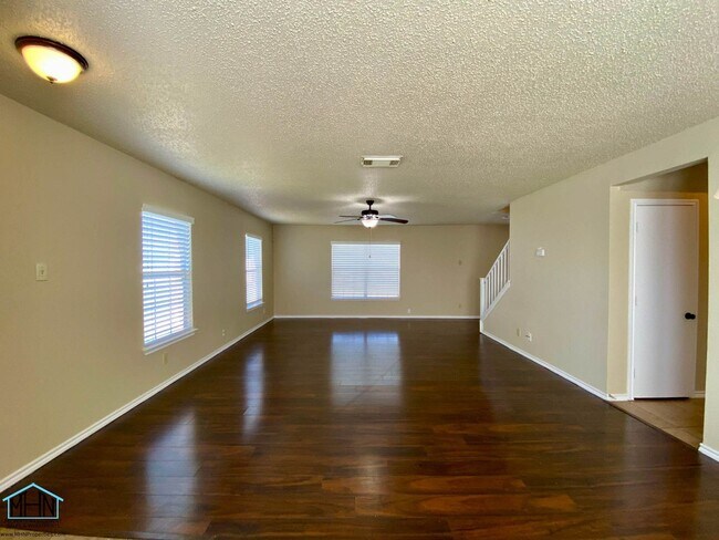 Building Photo - Fabulous Two Story! Conveniently located n...