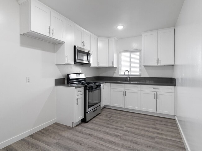 Building Photo - 1577 Pine Ave