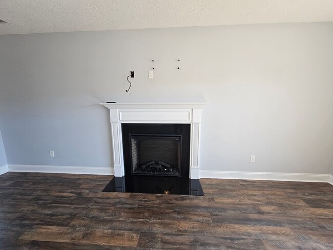 Building Photo - Spacious 3 Bedroom 2 Bathroom Home on Half...