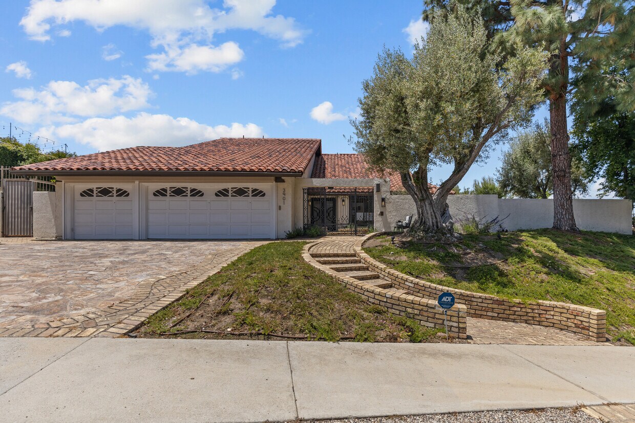 Primary Photo - 3901 Alonzo Ave