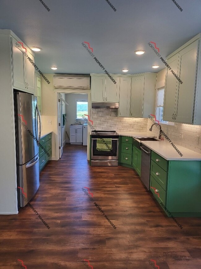 Building Photo - STATUS *PENDING APPLICATION* | R207 | $2095  *** MOVE IN SPECIAL ****