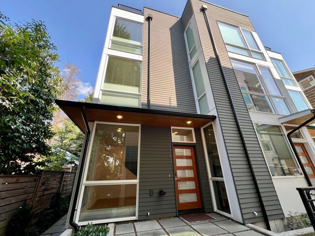 Building Photo - City Living at it's Best! Available Now