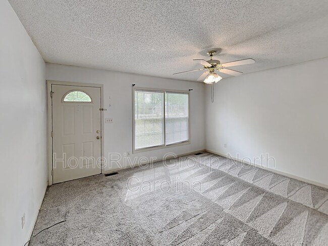 Building Photo - 133 E Bellevue Dr