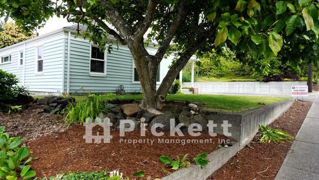 Building Photo - 2 Bedroom Charming Manette Home